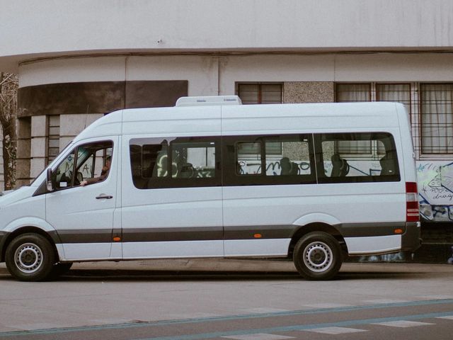 Personel servisi minibüsü, fabrika güzergahında bekliyor