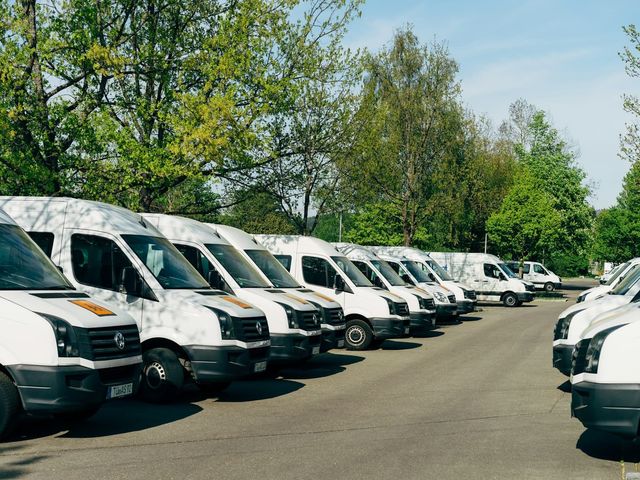 Beyaz Mercedes Sprinter personel servisi araçları